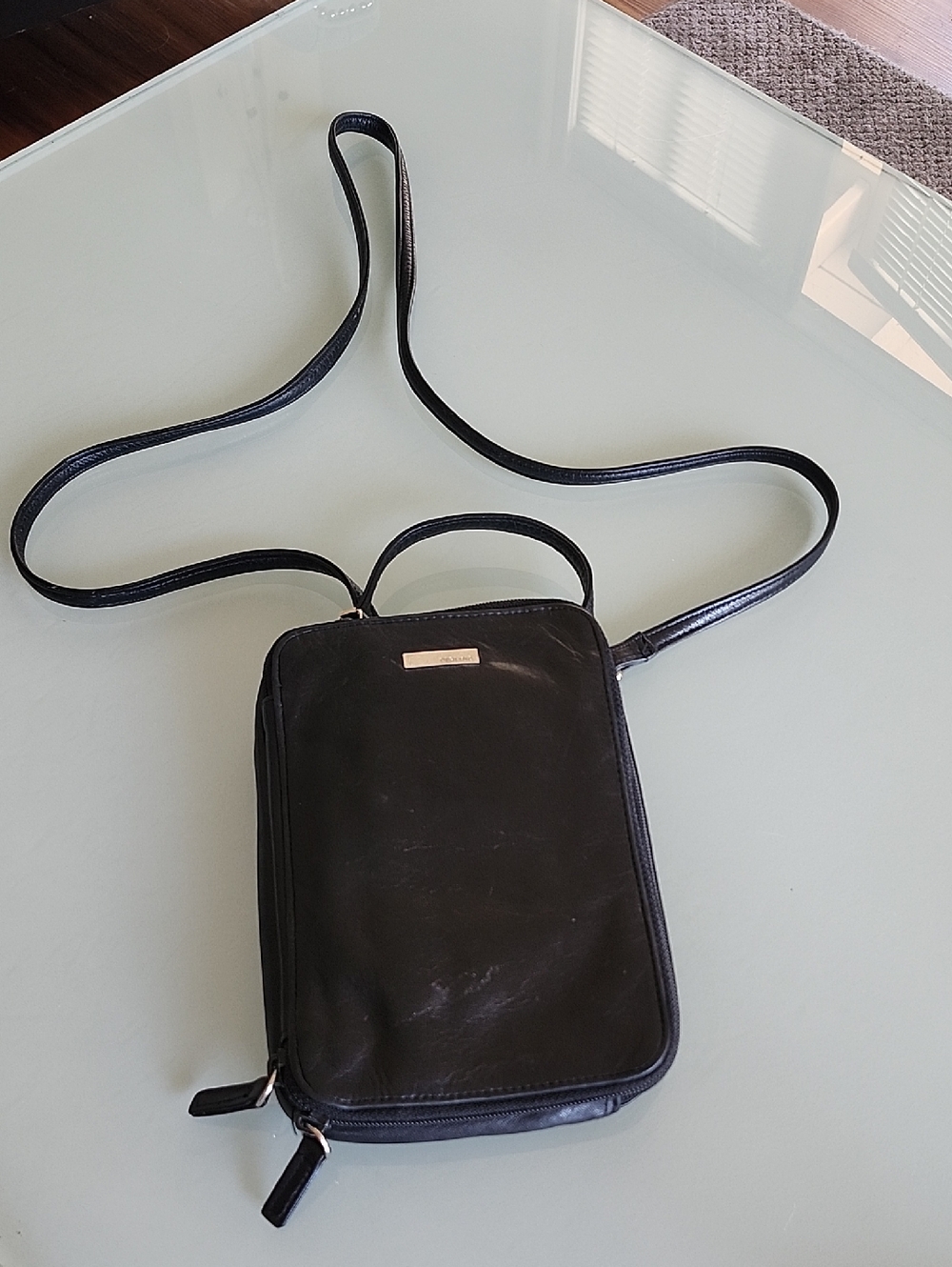 Vintage‎ Perlina Travel Crossbody Passport Black Leather Bag